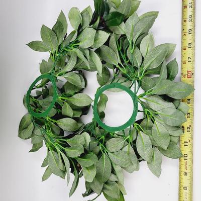 LEAFY GARLAND AND CANDLE DECOR