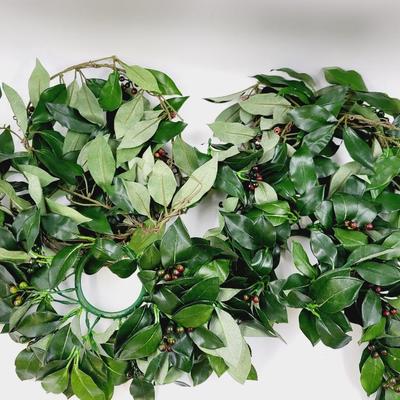 LEAFY GARLAND AND CANDLE DECOR