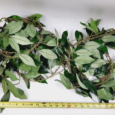 LEAFY GARLAND AND CANDLE DECOR