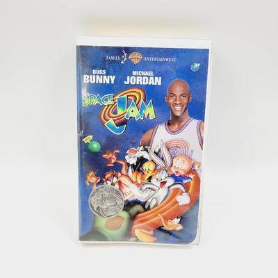 ORIGINAL SPACE JAM VHS W/ COLLECTABLE SILVER TONED COIN