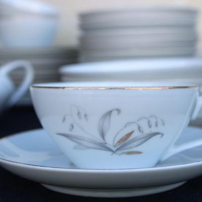 Kaysons Fine China set - Golden Rhapsody. Silver, gold, and white. Set of 43. Overall good condition. Japan 1961.