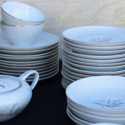 Kaysons Fine China set - Golden Rhapsody. Silver, gold, and white. Set of 43. Overall good condition. Japan 1961.