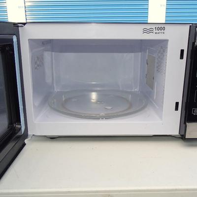 Hamilton Beach microwave, sold by Wal-Mart Stores.  Model: EM031M27ZC-X1.  Good condition