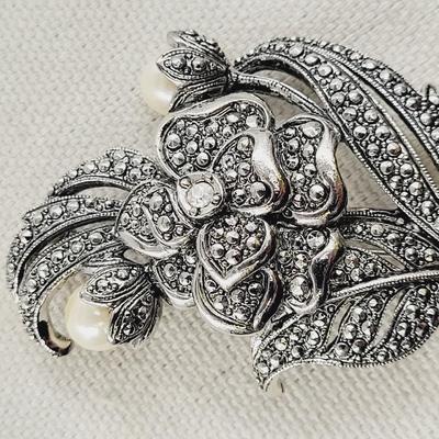 VINTAGE KENNETH J LANE FOR AVON MARCASITE FLORAL BROOCH PIN W/ FAUX PEARLS