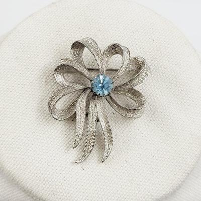 VINTAGE DESIGNER SIGNED SILVER TONED & FAUX AQUAMARINE BROOCH