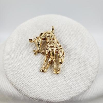CUTE GOLD TONED GIRAFFE PENDANT