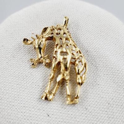 CUTE GOLD TONED GIRAFFE PENDANT