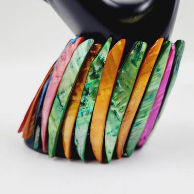 MULTICOLORED DYED ABALONE SHELL STRETCH BRACELET