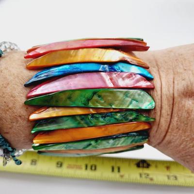 MULTICOLORED DYED ABALONE SHELL STRETCH BRACELET