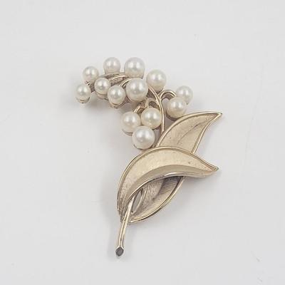 VINTAGE TRIFARI GOLD TONED ELEGANT LONG LEAVES W/ FAUC PEARL BROOCH