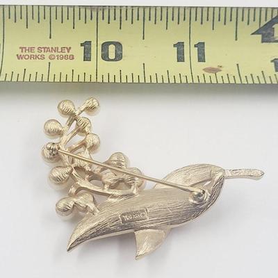 VINTAGE TRIFARI GOLD TONED ELEGANT LONG LEAVES W/ FAUC PEARL BROOCH
