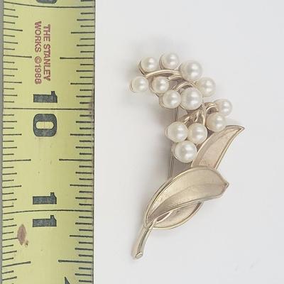 VINTAGE TRIFARI GOLD TONED ELEGANT LONG LEAVES W/ FAUC PEARL BROOCH