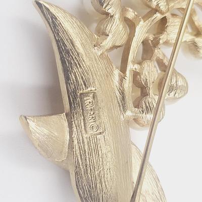 VINTAGE TRIFARI GOLD TONED ELEGANT LONG LEAVES W/ FAUC PEARL BROOCH