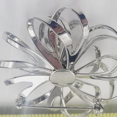VINTAGE SPIRAL FLOWER SILVER TONED PIN