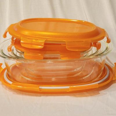Lock & Lock Lot #1 - Set of 4 Glass Containers with locking lids - like new!