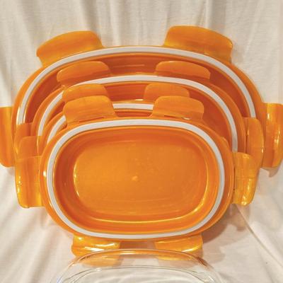 Lock & Lock Lot #1 - Set of 4 Glass Containers with locking lids - like new!