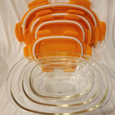 Lock & Lock Lot #1 - Set of 4 Glass Containers with locking lids - like new!