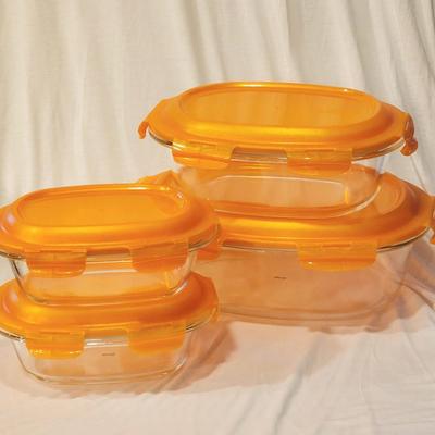 Lock & Lock Lot #1 - Set of 4 Glass Containers with locking lids - like new!