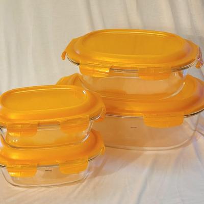 Lock & Lock Lot #1 - Set of 4 Glass Containers with locking lids - like new!
