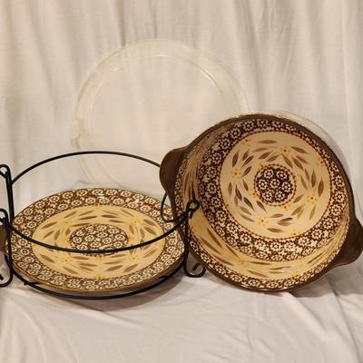 Temp-tations by Tara Presentable Ovenware Brown & Gold 2 Quart Round Covered Casserole in Holder w/ Lid