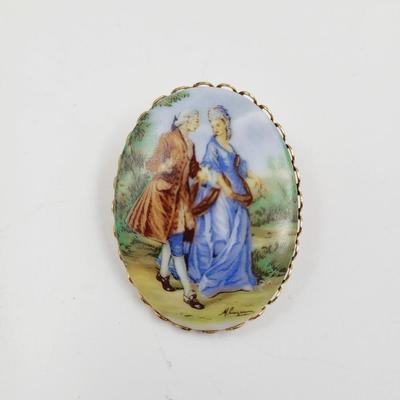 BEAUTIFUL VINTAGE HAND PAINTED CAMEO OVAL PIN