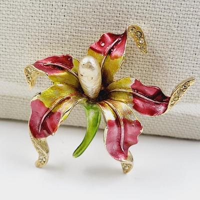 BEAUTIFUL VINTAGE ORCHID BROOCH WITH FAUX DIAMONDS ON THE ENDS OF THE PETALS