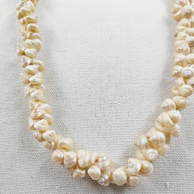 BEAUTIFUL IRIDESCENT SHELL NECKLACE