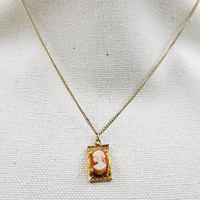 VINTAGE GOLD TONED CAMEO NECKLACE