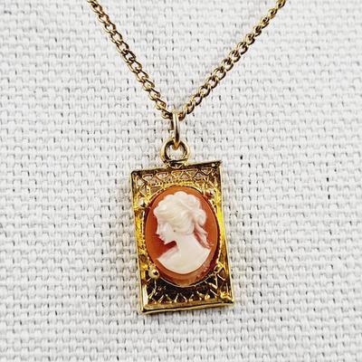 VINTAGE GOLD TONED CAMEO NECKLACE