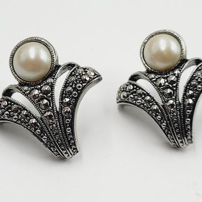 VINTAGE AVON FAUX PEARL SILVERTONED EARRINGS