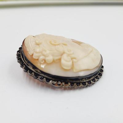 ANTIQUE VICTORIAN CAMEO SHELL MUSE BROOCH