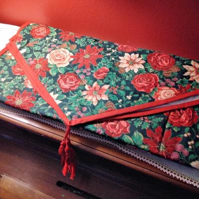 Table Runner and 5 Placemats