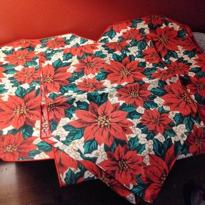 Holiday table runner with 4 placemats.