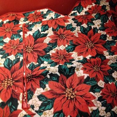 Holiday table runner with 4 placemats.