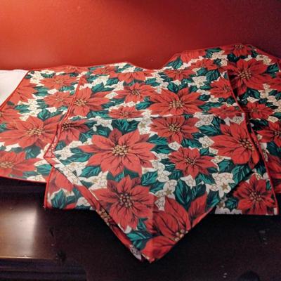 Holiday table runner with 4 placemats.