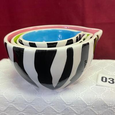 Zebra measuring cups