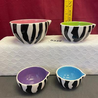 Zebra measuring cups