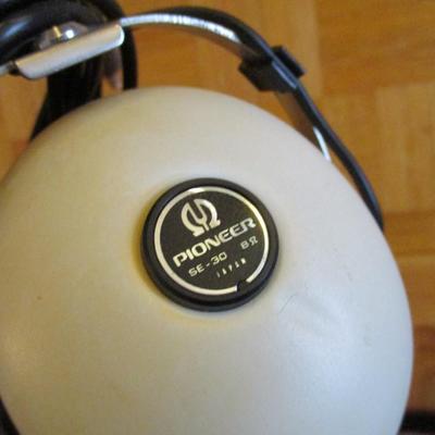 1970's Pioneer SE-30 Headband Over Ear 8 ohm Stereo Headphones Made in Japan - D