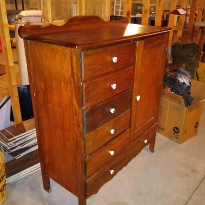 ANTIQUE WOODEN  6 DRAWER CHEST WITH CABINET ON CASTORS