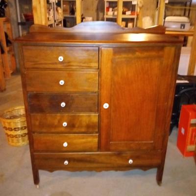 ANTIQUE WOODEN  6 DRAWER CHEST WITH CABINET ON CASTORS