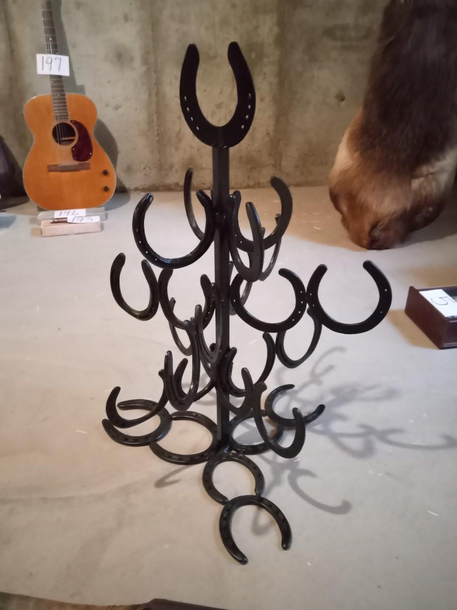HORSESHOE DISPLAY STAND AND HORNS