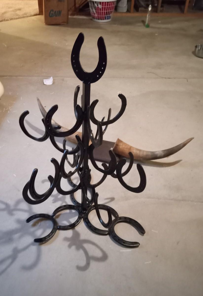 HORSESHOE DISPLAY STAND AND HORNS