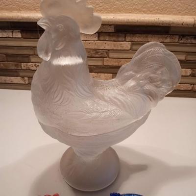 TALL 2 PC GLASS ROOSTER AND 2 SMALL HEN ON NESTS
