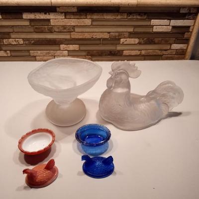 TALL 2 PC GLASS ROOSTER AND 2 SMALL HEN ON NESTS