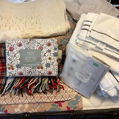 Lot 216 Bed and Bath Linens Sheets Down Quilt Full 4pc Set