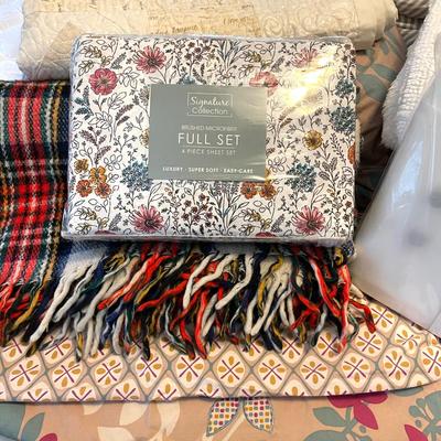 Lot 216 Bed and Bath Linens Sheets Down Quilt Full 4pc Set