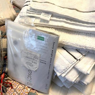 Lot 216 Bed and Bath Linens Sheets Down Quilt Full 4pc Set