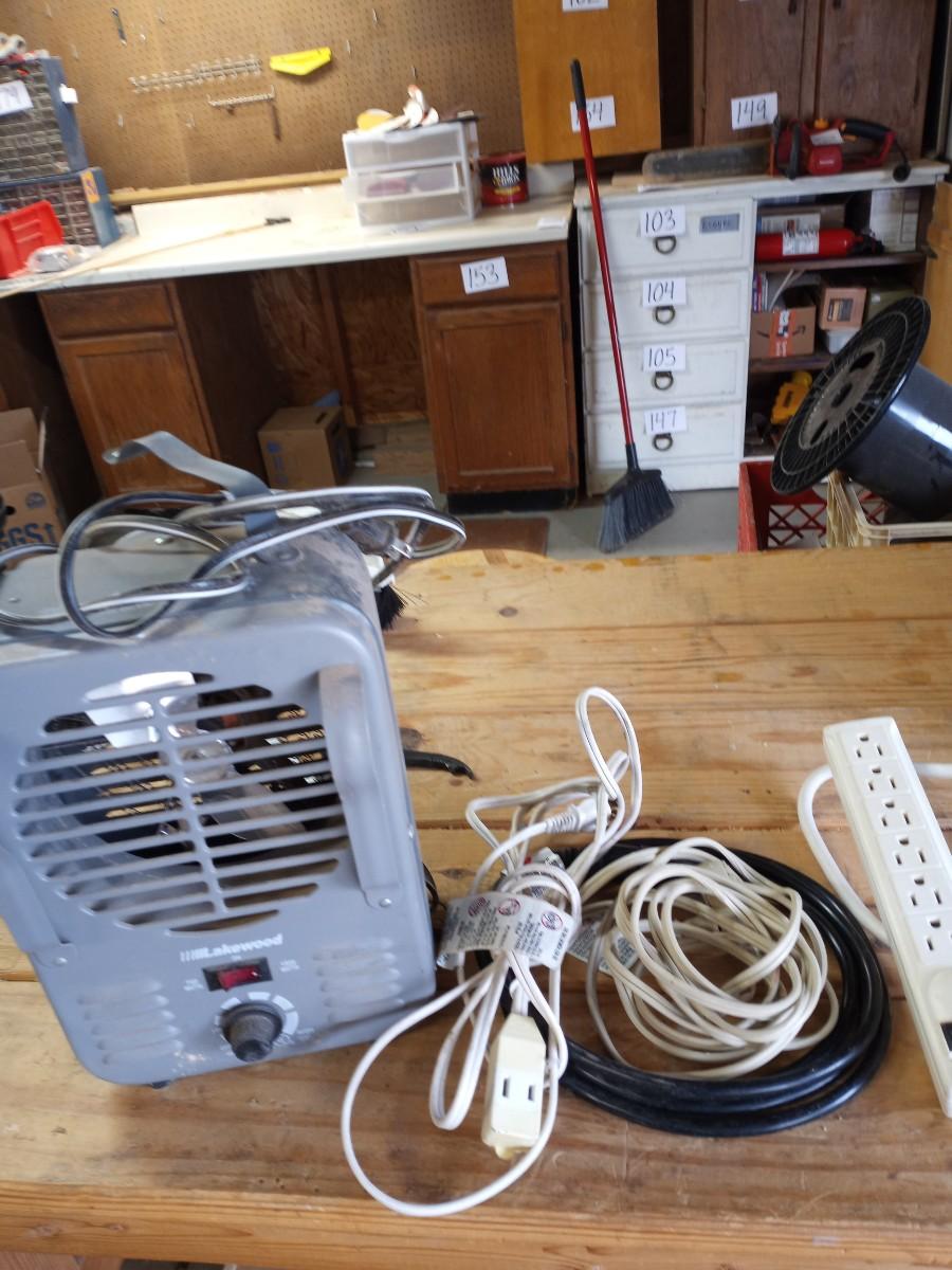 SMALL LAKEWOOD SPACE HEATER AND EXTENTION CORDS