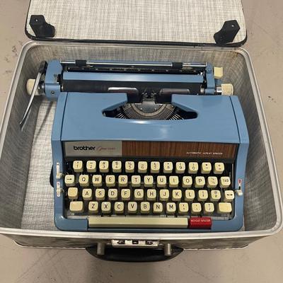 Vtg Brother  opus 889  typewriter. Automatic repeat spacer. Black case included.