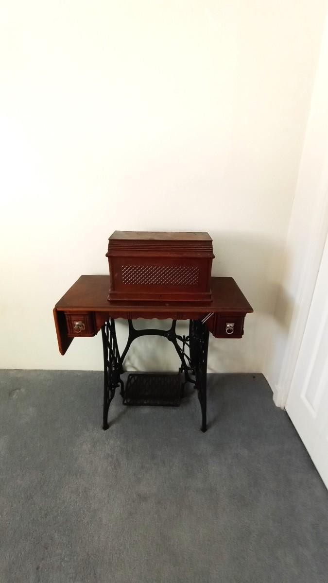 ANTIQUE SINGER SEWING MACHINE VIBRATING SHUTTLE 2